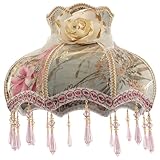 Améliorez votre espace avec notre couvercle de lampe dôme en tissu, doté d'un abat-jour de style européen. Cet abat-jour vintage E27 en tissu floral présente des perles et un design festonné, parfait pour votre salon ou votre chambre. Léger et facile à installer, cet abat-jour de table offre à la fois commodité et élégance, ce qui en fait un ajout élégant à votre décoration d'intérieur.
