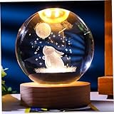 Superbe décoration et veilleuse : rehaussez votre décoration d'intérieur avec le charme de la boule de cristal lapin et lune..Qu'il soit placé sur une table de nuit, une étagère ou un bureau, il devient un point focal enchanteur..La douce lueur émise par la base en bois transforme cette boule de cristal en une veilleuse captivante, créant une ambiance cosy et magique.