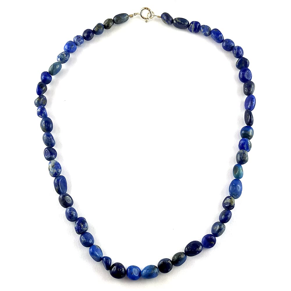 Collana blu con perle naturali di lapislazzuli (non tinto) a forma di piccoli ciottoli irregolari. Chiusura ad anello a molla in argento 925 o ottone placcato oro.