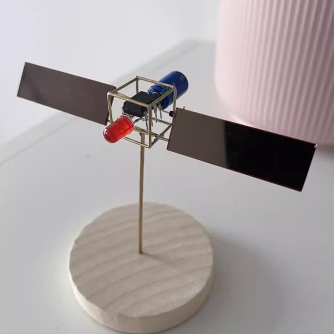 DIY Solar Satellit Metallbausatz mit Solarpanel, Elektronik STEM Lötprojekt, 3D Metallmodell zum Selberbauen, Mechanische Skulptur für Schreibtisch & Technikfans