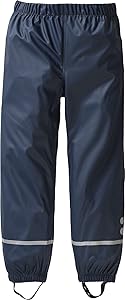 Jungen Matsch und Regenhose