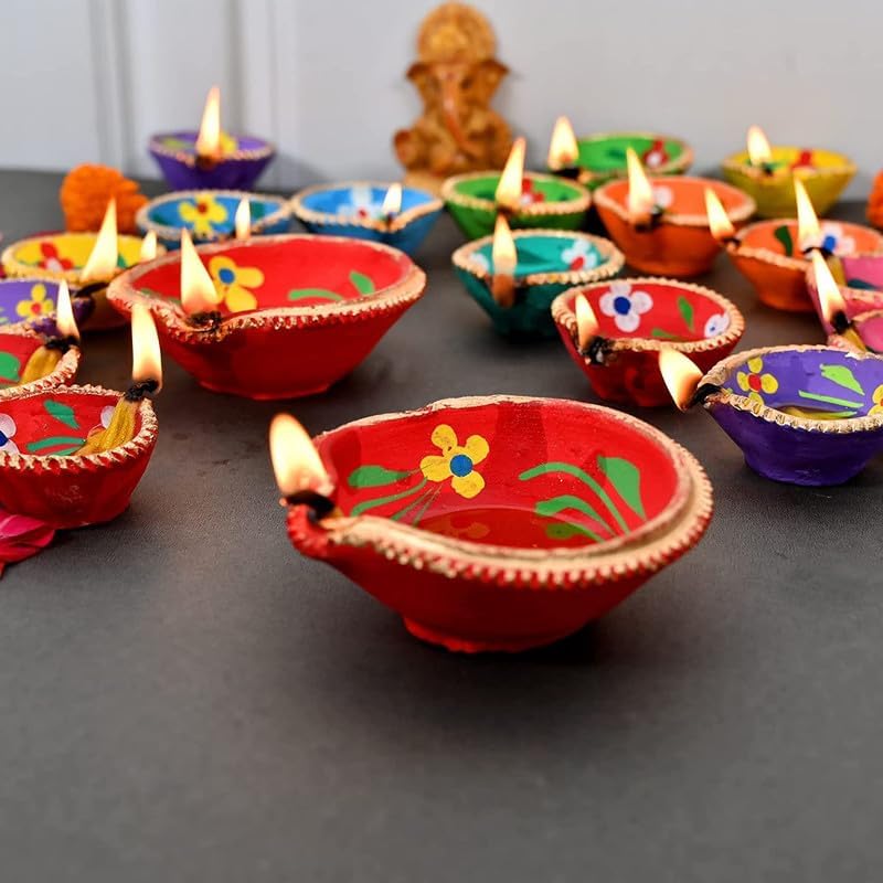 Saudeep India ディワリディヤス | 伝統的なハンドメイド テラコッタ粘土 Diya | Diwaliのためのミッティディープパック装飾 | Diya for Puja | Diwali ホームデコレーションDiya (4個セット マルチカラー)