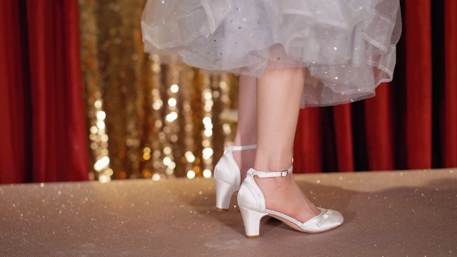Chaussures Bride Cheville Nœud Chaussures De Mariée Emily Bridal - Talons Hauts Ivoire Avec Nœud Et Bride Cheville Talons Côniques Mariée