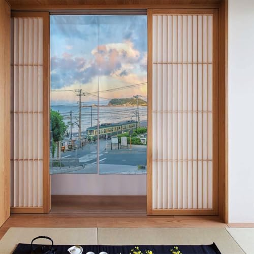 のれん 鎌倉高校前踏切 緑色電車 湘南の海 列車 鉄道風景 暖簾 おしゃれ カーテン 間仕切り 目隠し 遮光 リビング キッチン 玄関 階段 洗濯可能 麻風 通気性 冷暖房対応 143×86cm [2]