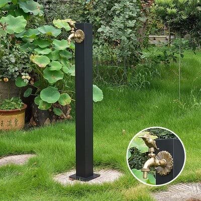 Robinet de jardin en acier inoxydable noir au design épuré pour extérieur moderne