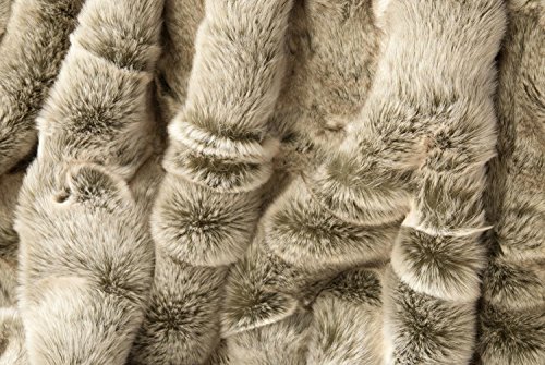 Wohnen & Accessoires Felldecke, Fellimitat 5 Größen, Webpelzdecke, Grauwolf mit grau-beigem Fell, Kuscheldecke, Tagesdecke oder Fellkissen (150 x 200 cm)