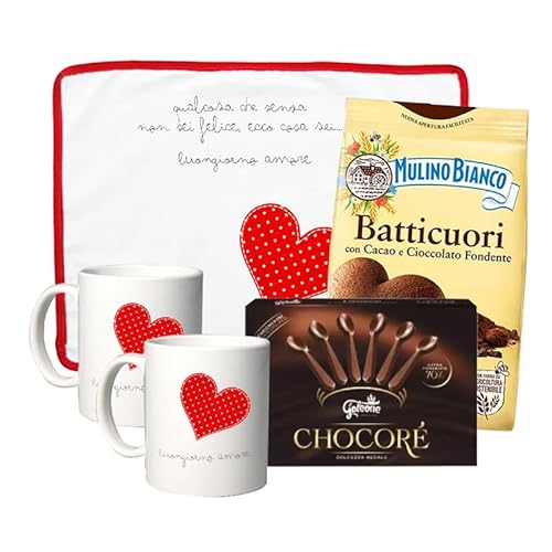 Colazione romantica San Valentin set regalo con biscotti a cuore al cioccolato tazze mug cioccolatini e tovaglietta in stoffa con cuore rosso e frase romantica