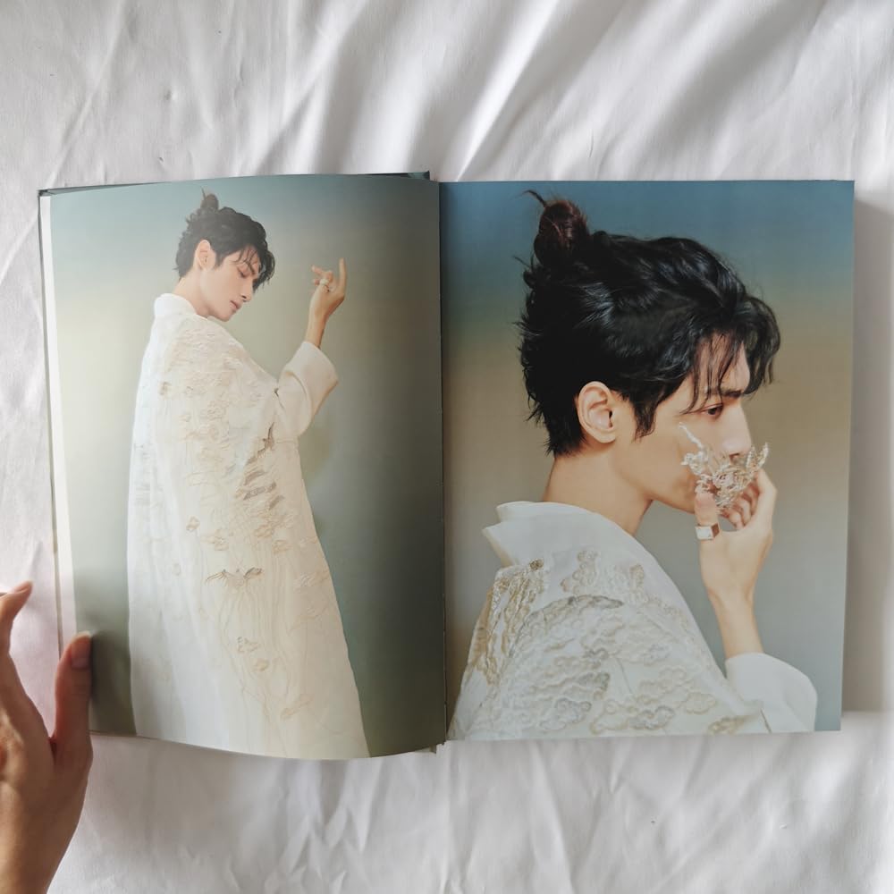 Amazon.co.jp: Opera Troupe 梨園 羅雲熙 レオロー 写真集 No.1 (並製