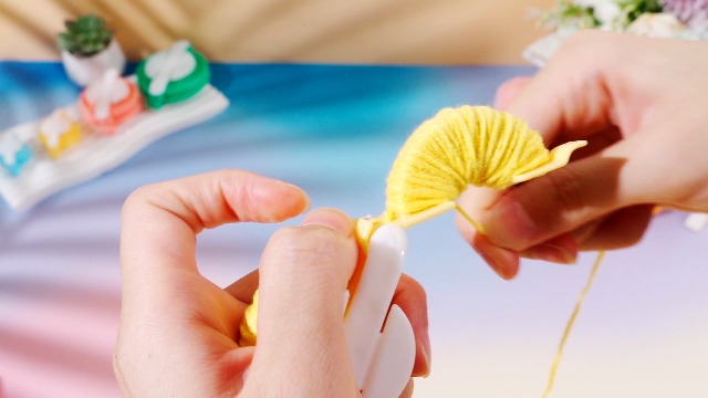 Amazon.com: Suncalla 16 Pcs Pompom Makers for Yarn 4 Different