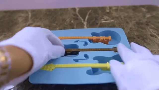 Molde de silicona para cubitos de hielo con forma de guitarra miniatura 7