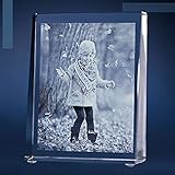 ✔ KRISTALLKLARES VIAMANT GLAS ☆ Hochreines, optisches Glas ohne grünliche Färbung, zugeschnitten und poliert per Hand in der Größe M, 80 x 105 x 30mm im Hochformat. Die Lasergravur wirkt am Besten vor einem dunklen Hintergrund mit direkter Beleuchtung. Wir empfehlen die Variante inklusive Leuchtsockel im Paket zu bestellen ☆ Der Leuchtsockel ist auf Wunsch auch separat erhältlich.