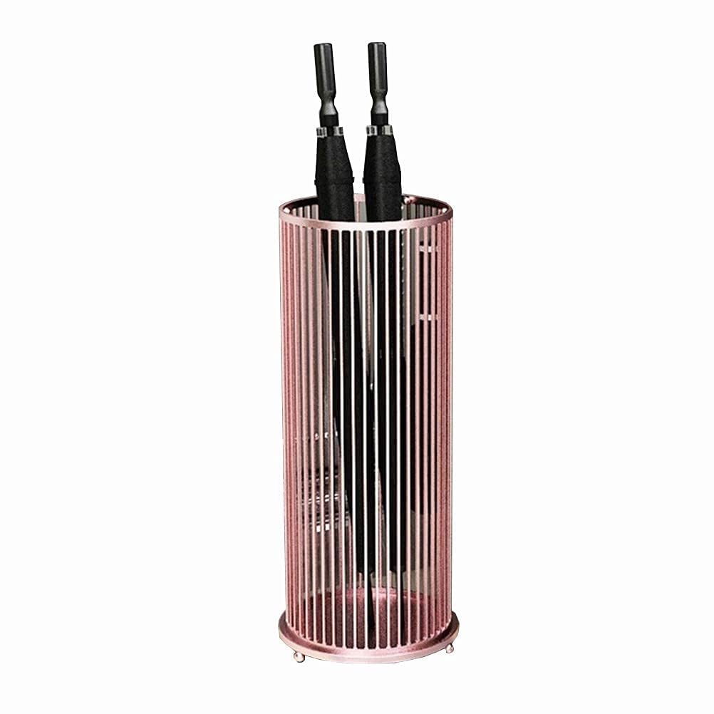 Seau de rangement pour parapluie dans une entrée propre et design rose