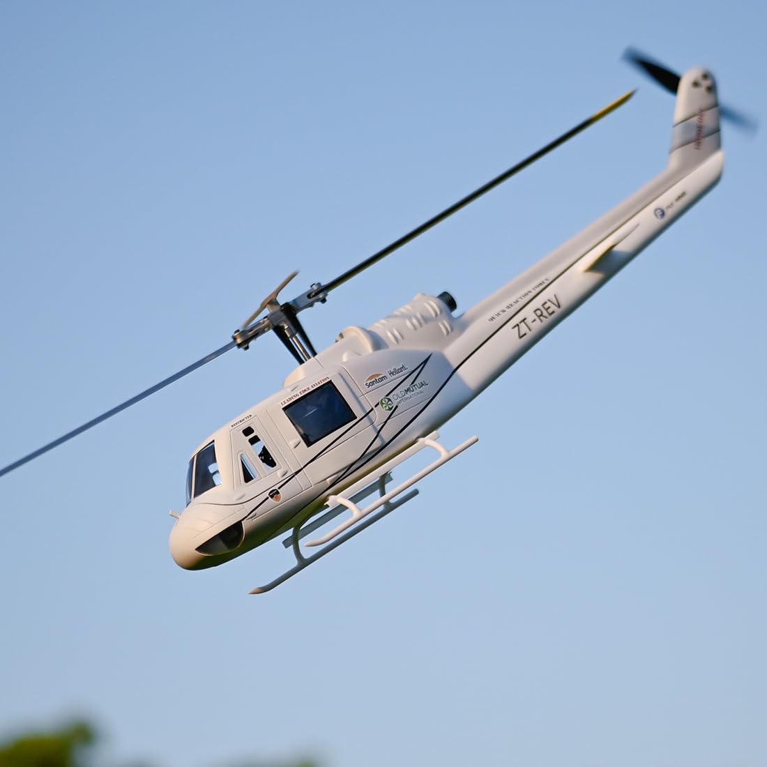 Elicottero RC per adulti, UH1-V4 Huey 470-Class RC elicottero 2.4G 6CH RC Military elicottero con posizionamento GPS, quattro modalità di volo (versione PTF/controllo a destra)