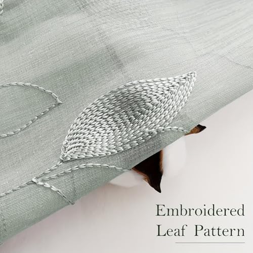 Rideaux de style rustique vert brodé pour créer un salon cocooning
