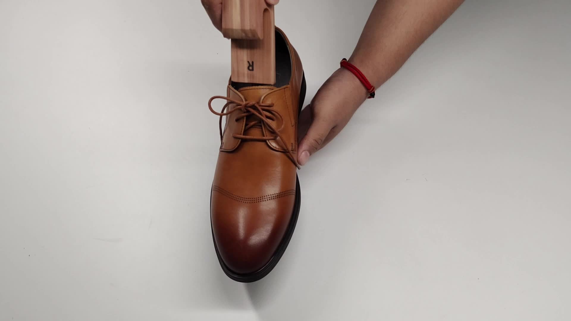 Amazon.com: Refined. Cedar Shoe Tree Adjustable Shoe Keeper 