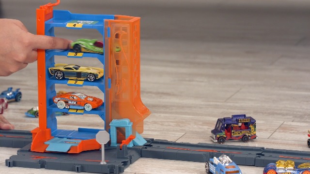 Amazon.com: Hot Wheels City Toy Track Set, Downtown Car Park Playset with  1:64 Scale Vehicle, 4 Levels, Working Lift & Exit Chute : Toys & Games