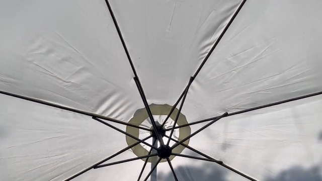 Outsunny Ombrellone da Giardino a Parete, Girevole a 180° con Manovella e 8 Stecche, Grigio | Leroy Merlin