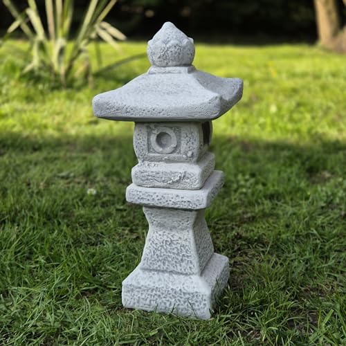 FABRIQ Japanische Pagode Tōrō aus Stein – 37 cm, Japanishe Laterne, Handbemalt, Wetterfeste Steinfigur – Dekoration für Zen-Garten, Teiche, Terrasse und Outdoor