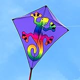 OPTIMALE FLUGEIGENSCHAFTEN - durch die klassische Rauten - Drachenform und dem leichten Gestänge lässt sich der Drachen schon bei wenig Wind ab 1 BFT fliegen - die bunten Streifenschwänze stabilisieren den Drachen zudem bei stärkerem Wind bis zu 5 BFT.