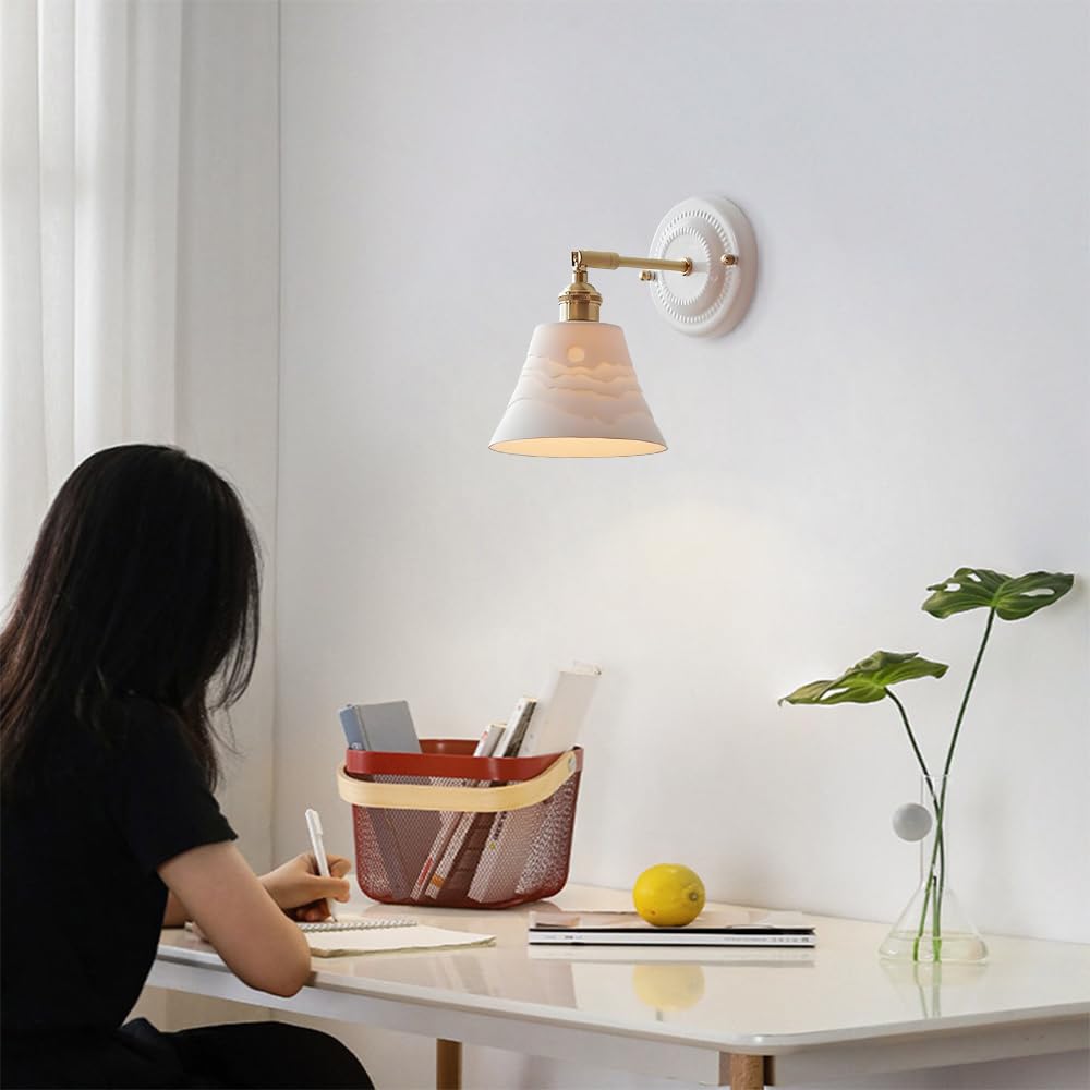 Nordycka biała mosiężna lampa ścienna z ceramicznym kloszem przewodowym, nowoczesny styl, idealna do sypialni, sypialni, kuchni, salonu lub korytarza.