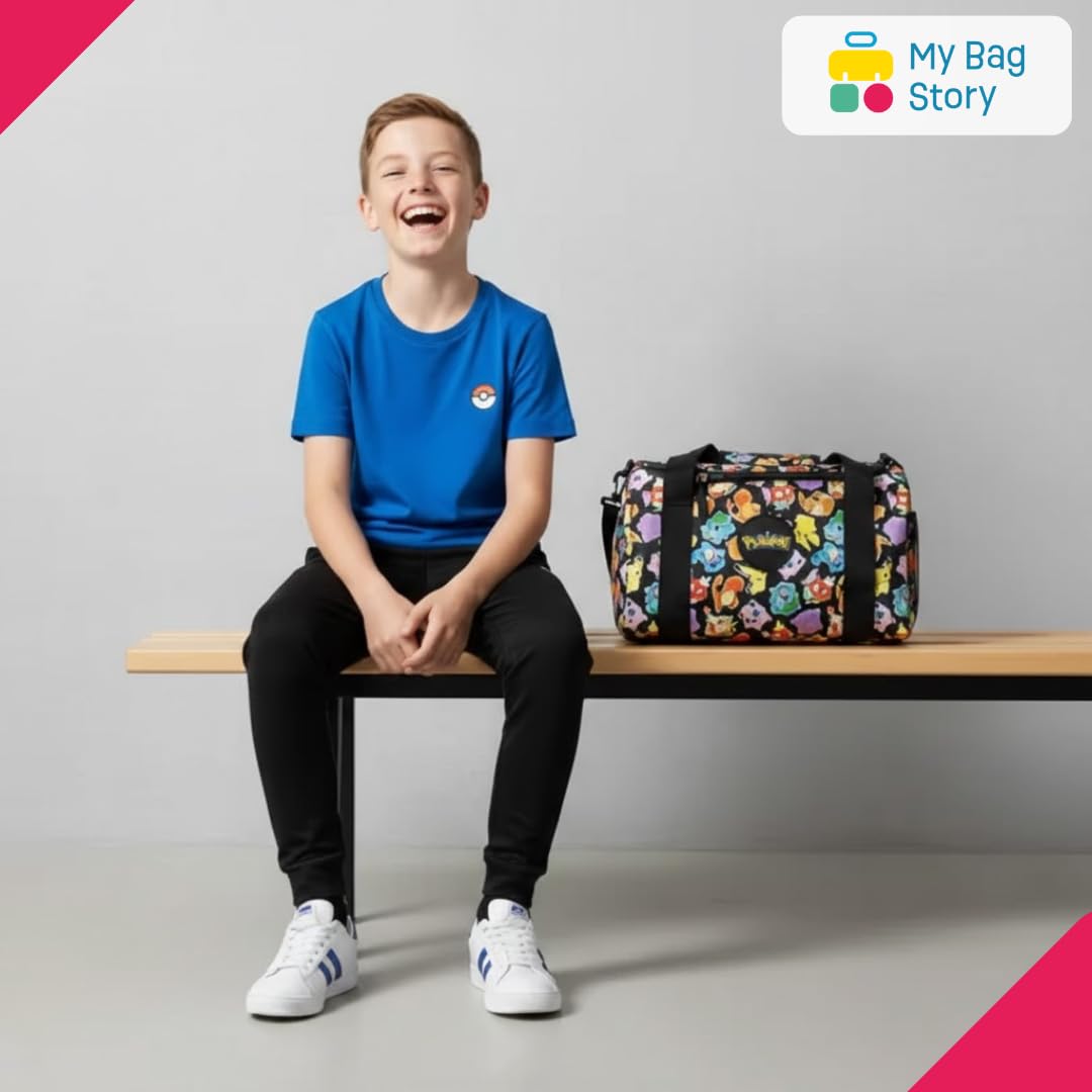 mybagstory | Sac de Sport Pokémon Enfant 43cm | Sac de Piscine et Foot pour Garçon | Bandoulière Réglable et Poche Gourde | Design Officiel Pikachu Noir et Jaune | Idée Cadeau Rentrée Scolaire