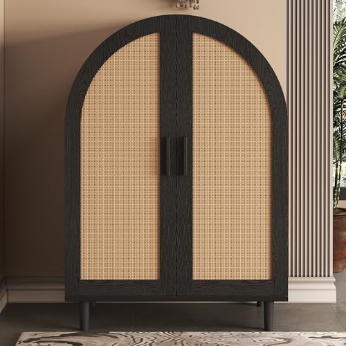 Elegante aparador/zapatero con exterior redondeado, puertas de ratán caladas y tres estantes.
