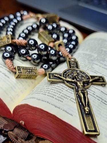 Terço em Pedra Hematita com os Misterios do Rosário contemplados nas passantes