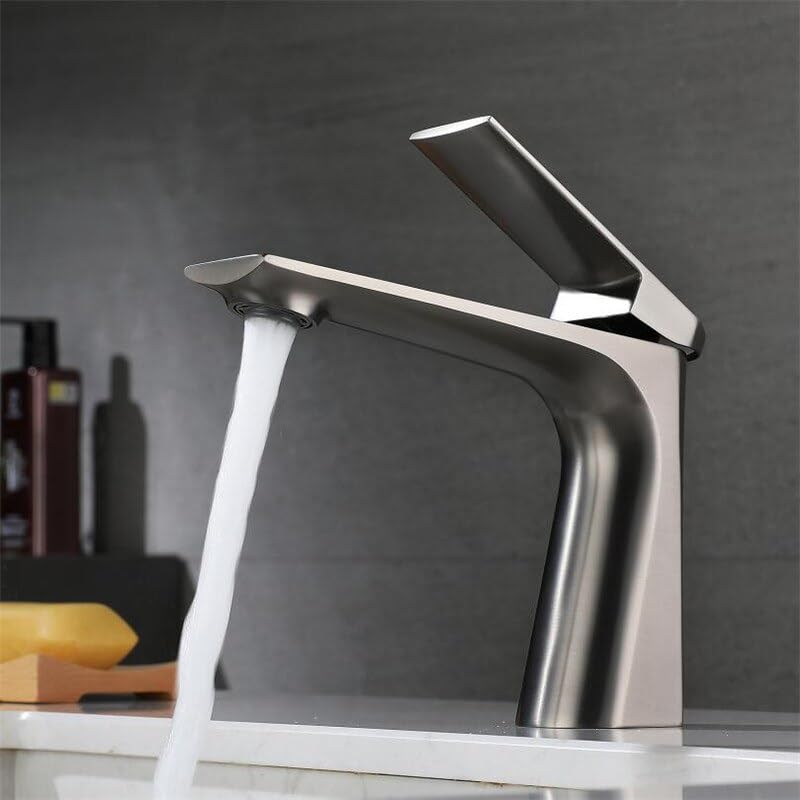Robinet de lavabo gris au design épuré pour salle de bains moderne