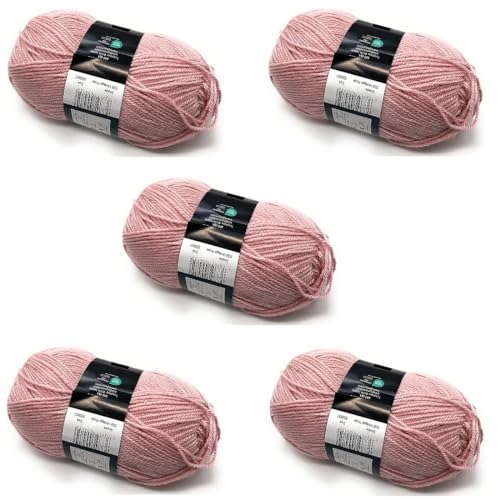 Pack de 5 bolas de 100 g color rosa para tejer mantas de bebé en el sofá 2