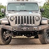 Pare-chocs avant ENGAGE4X4 pour : - Jeep Wrangler JL 19 & + - Gladiator JT 20 & + - Pare-chocs avant avec support de treuil - Skid plate (protection inférieure) intégré - Conception légère et optimisée - Pièces acier découpées laser - Finition peinture époxy thermolaquée - Compatible treuil jusqu’à 6.0 À noter : Treuil et manilles non inclus