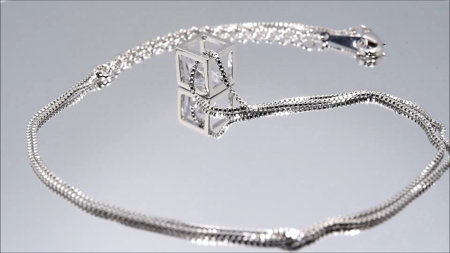 Ciondolo Crystalline Azuria A Rombo Cubo, Placcato Oro Bianco Con Zirconi, Catena 45 Cm