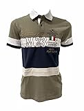 La particolarità di questa polo rappresentano le fasce orizzontali sulla parte frontale. Nella versione verde e bianco sono di colore a contrasto, mentre nella versione blu - sono in tinta.