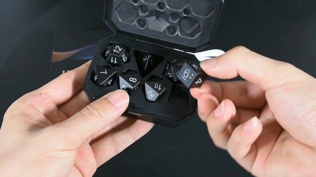 IYInJuan 7 PCS Dés Électroniques LED Rechargeables - Dés Donjons & Dragons Avec Boîte De Chargement