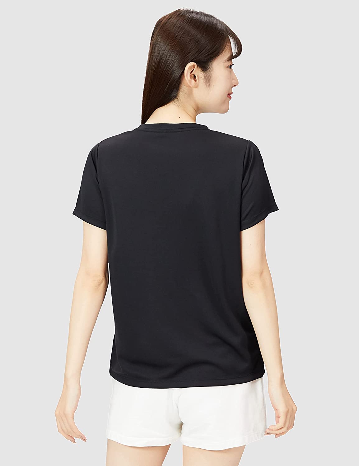 Championのロゴがワンポイントで配された、シンプルなクルーネックの半袖ドライTシャツ。