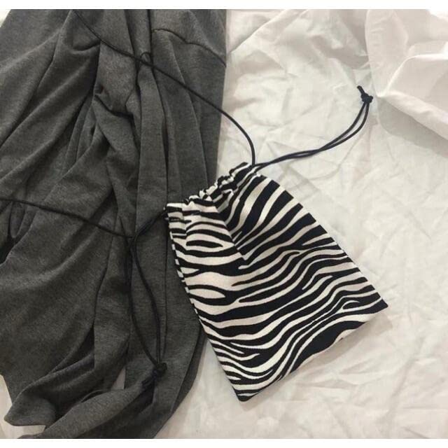 Amazon.co.jp: ゼブラ柄 巾着ショルダー スクエア 斜め掛け アニマル柄  