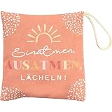 LAVENDELKISSEN MIT SPRUCH: Das naturbelassene, kleine Baumwollkissen ist mit Lavendel aus biologischem Anbau gefüllt und wird in Österreich produziert. Maße 11 cm x 11 cm, Bezug aus 100% Baumwolle, mit Kordel, kleines Duftkissen.