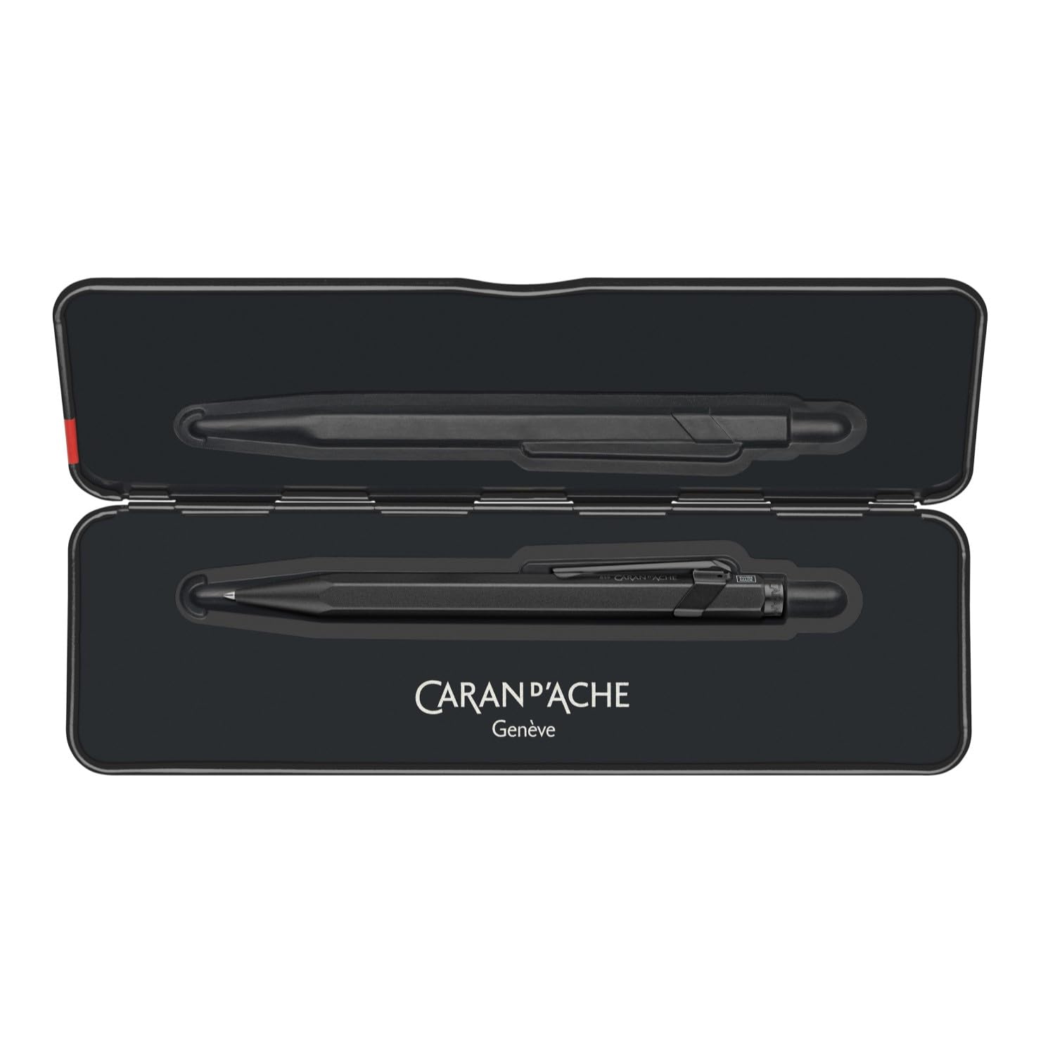 Caran d'Ache penna a sfera 849 XL Black Code. Tratto Medium. Con custodia in metallo.