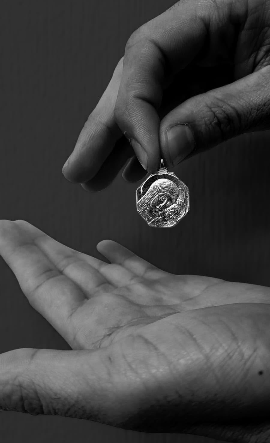 Medalla Octogonal Virgen Camino Neocatecumenal - Plata Ley 925m - Colgante Virgen de Kiko - Fabricado en España por Catecúmenos - Identifícate con tu FE - Unisex