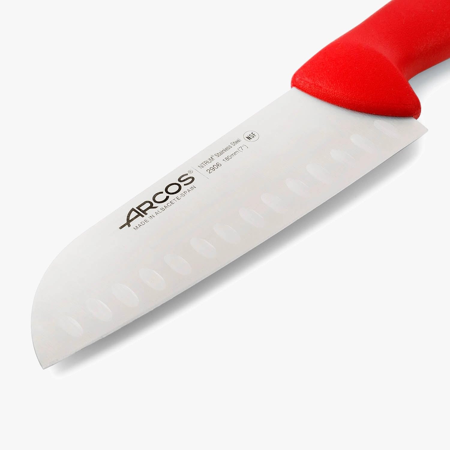 Visita la tienda de Arcos Arcos Serie 2900 - Cuchillo Santoku con Alveolos - Hoja de Acero Inoxidable Nitrum de 180 mm - Mango inyectado en Polipropileno Color Rojo in use