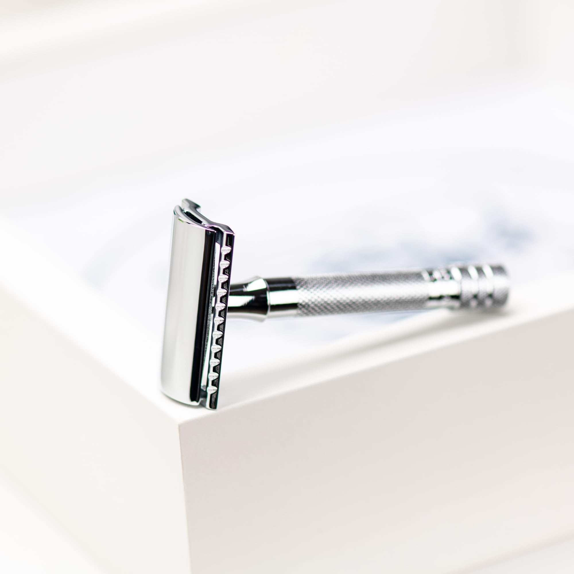 MERKUR Maquinilla de afeitar clásica cromada brillante 33C, de tres piezas con corte recto, peine cerrado, ideal para afeitado en húmedo, zinc fundido a presión, mango de latón, fabricado en Alemania