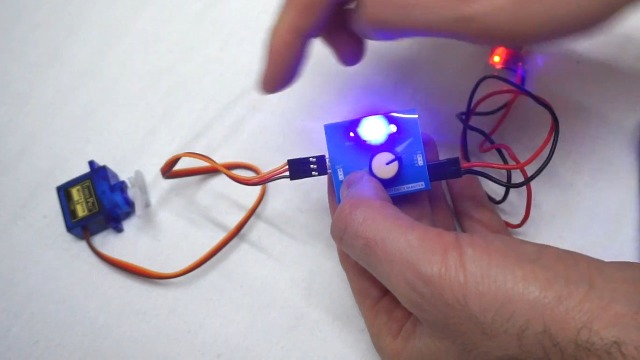 Wishiot Support Batterie AA 4 Cellules Avec Connecteur JR + Testeur De Servo 3 Canaux – Pour RC, Hélicoptères Et Robots