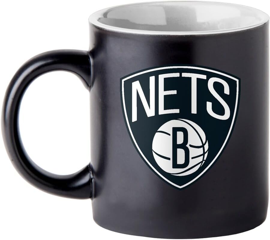 Boelter Brands Taza de café negra mate de dos tonos, logotipo del equipo de la NBA con color interior del equipo (Brooklyn Nets)