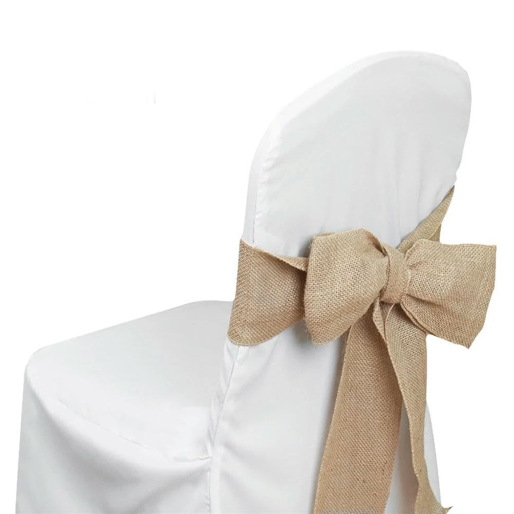 Chemin de table en toile de jute et rubans de chaise pour un mariage champetre reussi