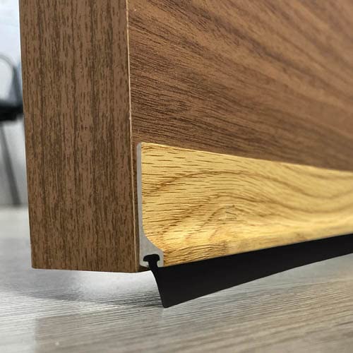 BURCASA - Burlete para puerta de PVC rigido ROBLE de 1 metro y fleco de 12mm. Fijación adhesiva de doble cara resistente.