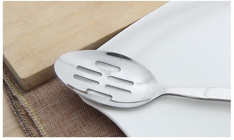 Juego de cubiertos de acero inoxidable con utensilios de servir, incluye cucharas, espátula y colador, ideal para uso doméstico y buffet