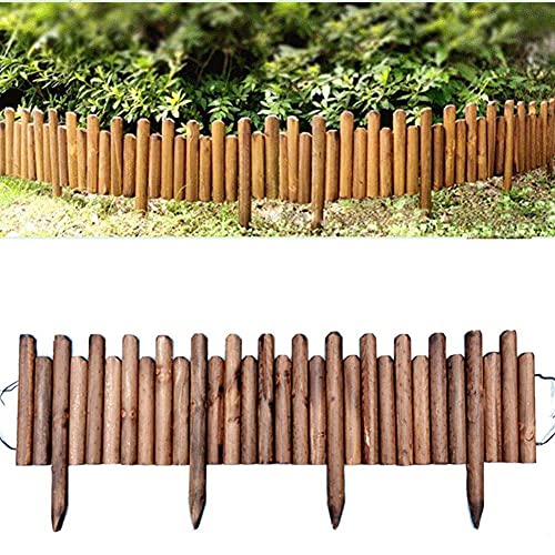 Gartenbegrenzung aus Holzstämmen, mit Stacheln versehene Begrenzung...