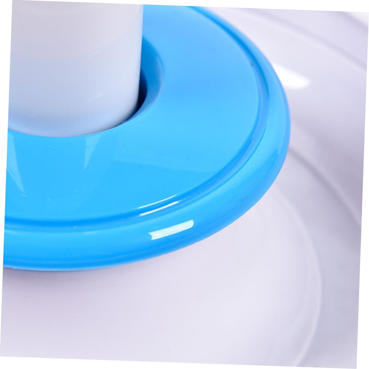 BESPORTBLE Jouet Interactif pour Chat Rotation Électrique 360 Degrés, Plume Authentique, Matériau Abs Solide, pour Chats et Chatons en Intérieur Couleur Aléatoire