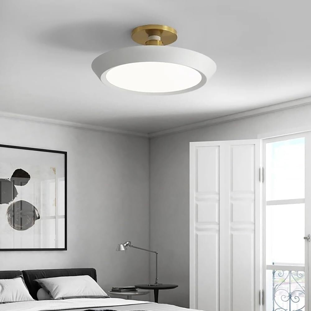 Plafonnier en métal doré mince pour une cuisine design et lumineuse