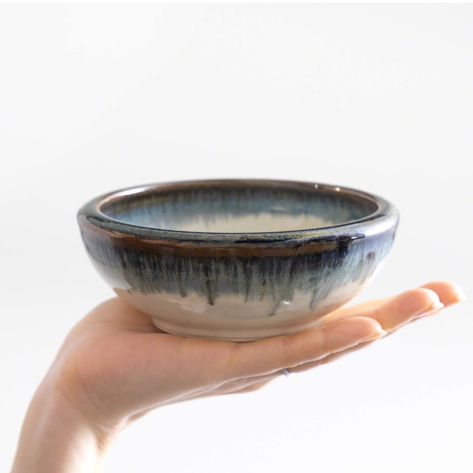 Wazakura Kit per Principianti di Ikebana, Fatto in Giappone, Vaso per Fiori Minoyaki Blanco e Blu, Supporto Kenzan in Ottone (61 mm), Pulitore in Metallo - Vaso Minoyaki, Kenzan, Strumento di Cura