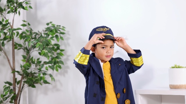 Amazon.com: Melissa & Doug Pilot Costume Role Play Set (6